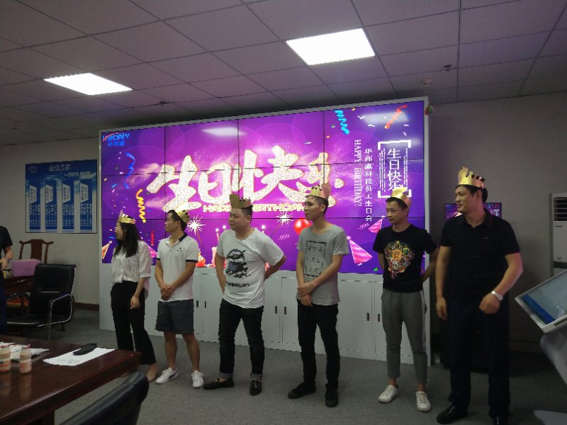 液晶拼接屏廠家華邦瀛為員工舉辦生日會(huì)慶?；顒?dòng)