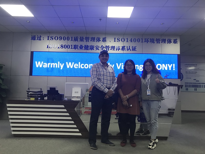 外國用戶前來考察我司考察拼接屏、LED顯示屏等產(chǎn)品